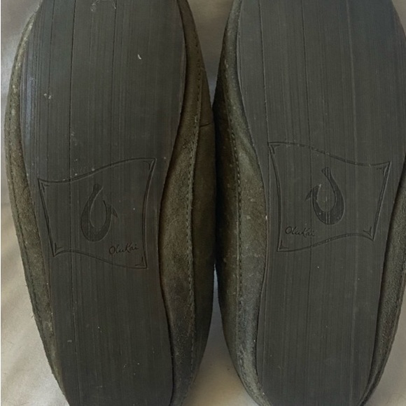 OluKai Women's Green Suede Slippers leaf pattern broken in but still very comfy! - Picture 4 of 5